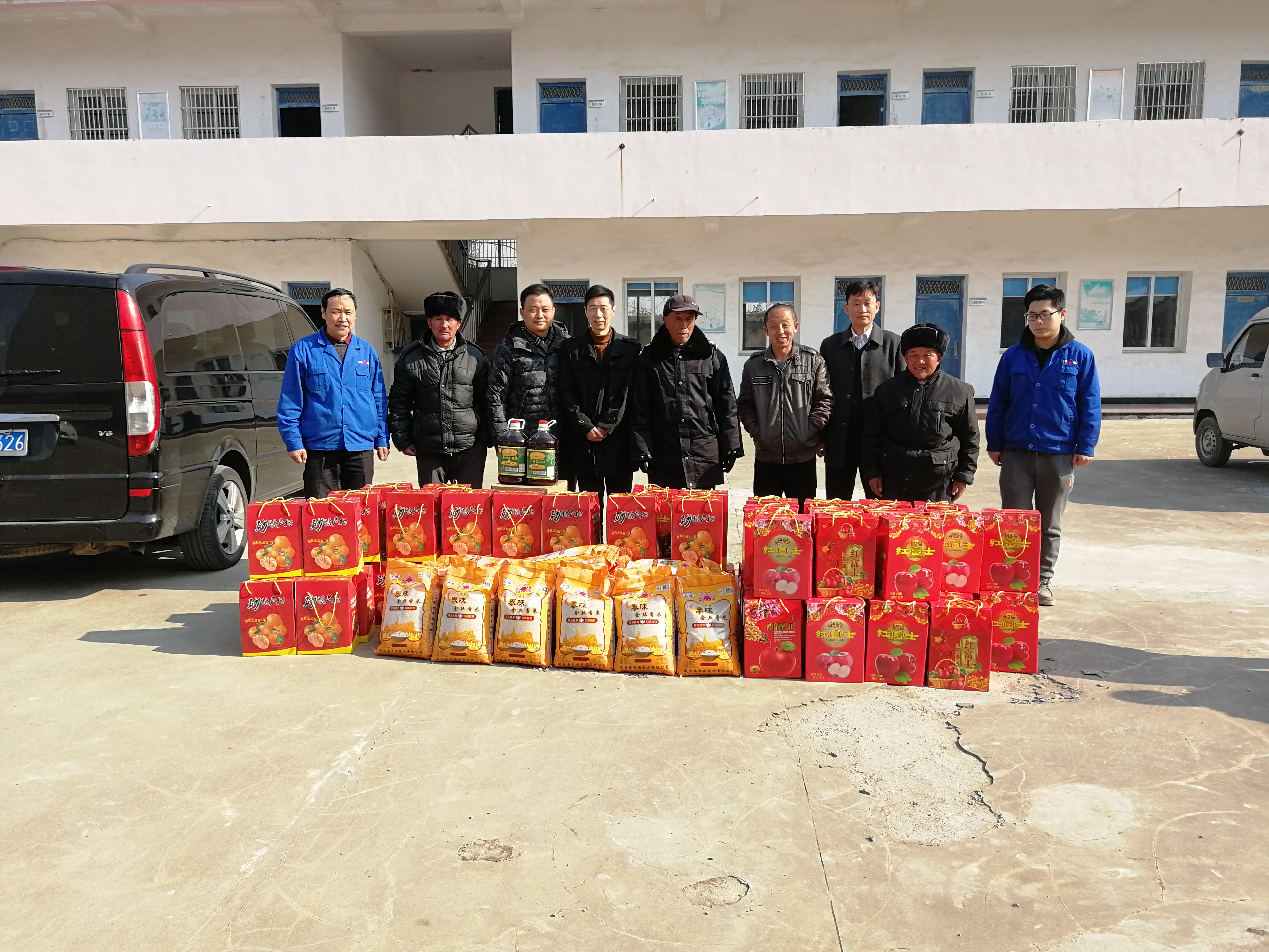 我司總經(jīng)理慰問(wèn)老峰敬老院老人