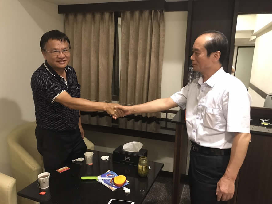 臺(tái)灣建翔富實(shí)業(yè)（股）公司董事長陳建昌在臺(tái)灣省臺(tái)中市會(huì)見我司董事會(huì)成員之一黃勇
